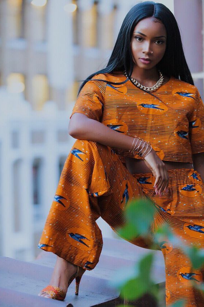 couture africaine, ensemble-pantalon-et-top-oranges-collier-chaîne-bracelet