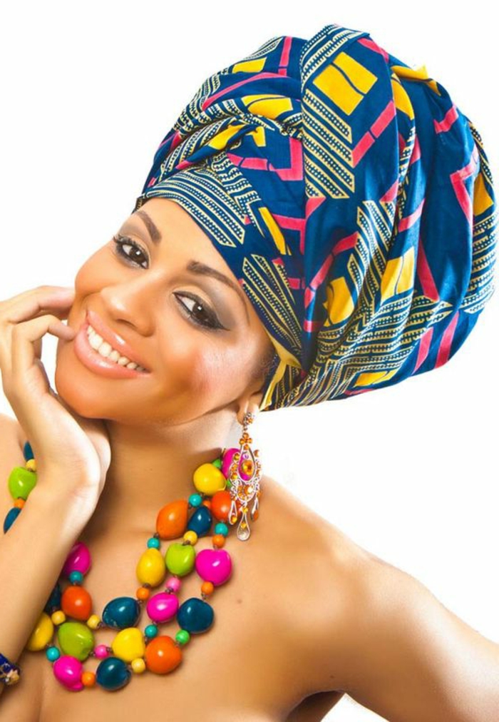 couture africaine, foulard enrobant la tête, collier avec grosses perles colorées