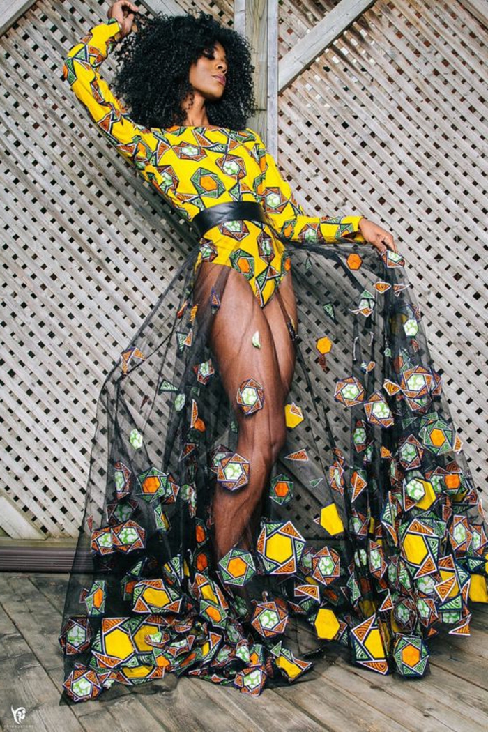 couture africaine, maison de mode, une robe en tulle noir et avec motifs graphiques 