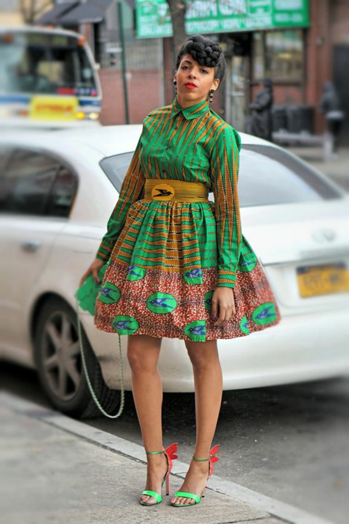 couture africaine, robe mi-longue patineuse en vert et jaune, ceinture jaune