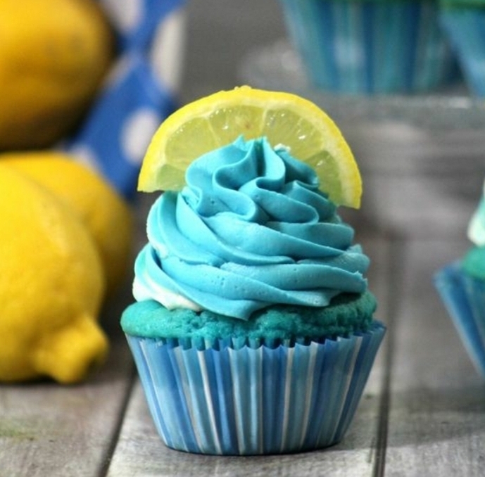 recette cupcake à la limonade et myrtilles, glacage cupcake bleu et décoration citron, idée de dessert facile et rapide