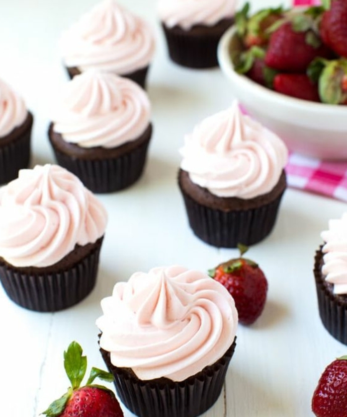 cupcake chocolat avec glacage cupcake crème de fraises, guimauve, idée comment faire un dessert printanier