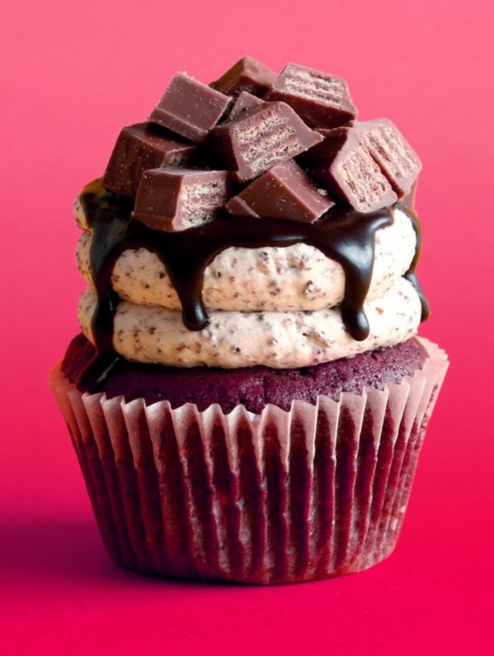 exemple de cupcake chocolat avec glacage de beurre, vanille et miettes de kit kat, chocolat et decoration de barres de kit kat