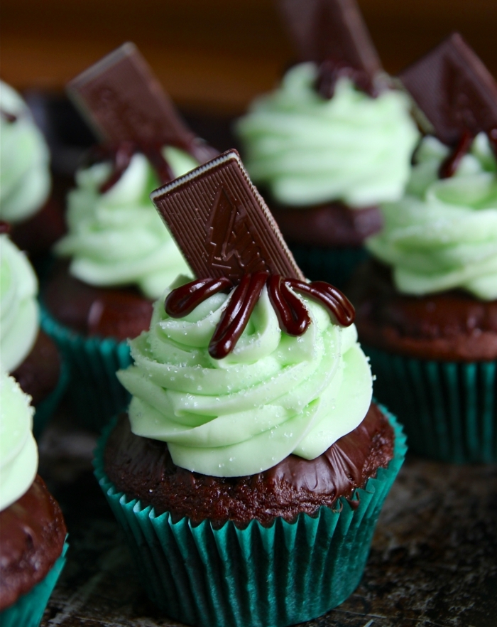 cupcake chocolat, glacage au chocolat et crème de menthe, decoration barre de chocolat à la menthe, dessert original