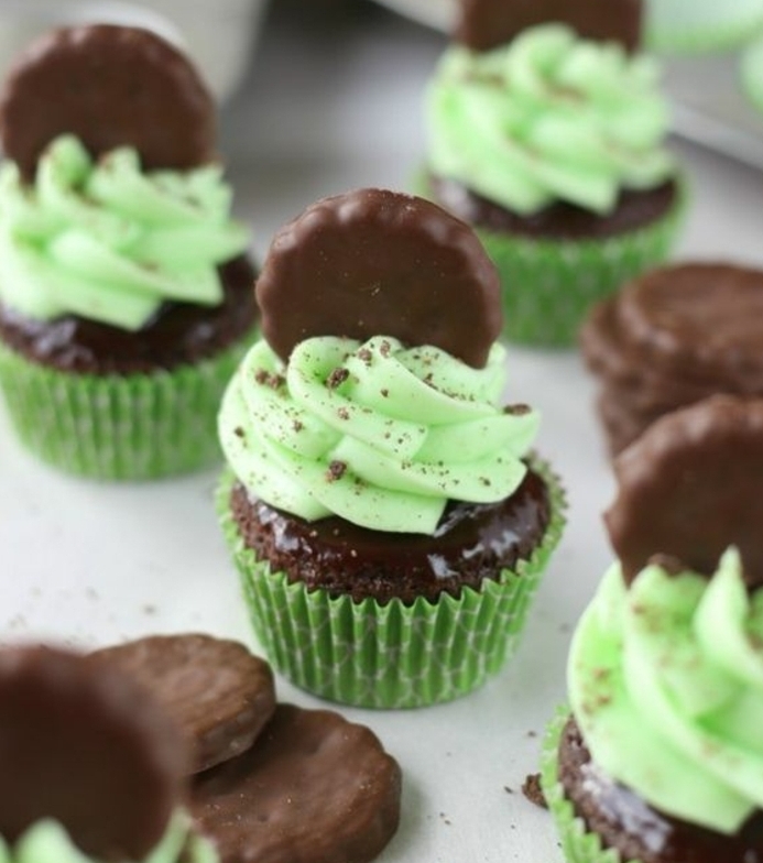 cupcake chocolat avec glacage cupcake chocolat et mente, decoration cupcahe biscuit chocolat, recette facile à réaliser
