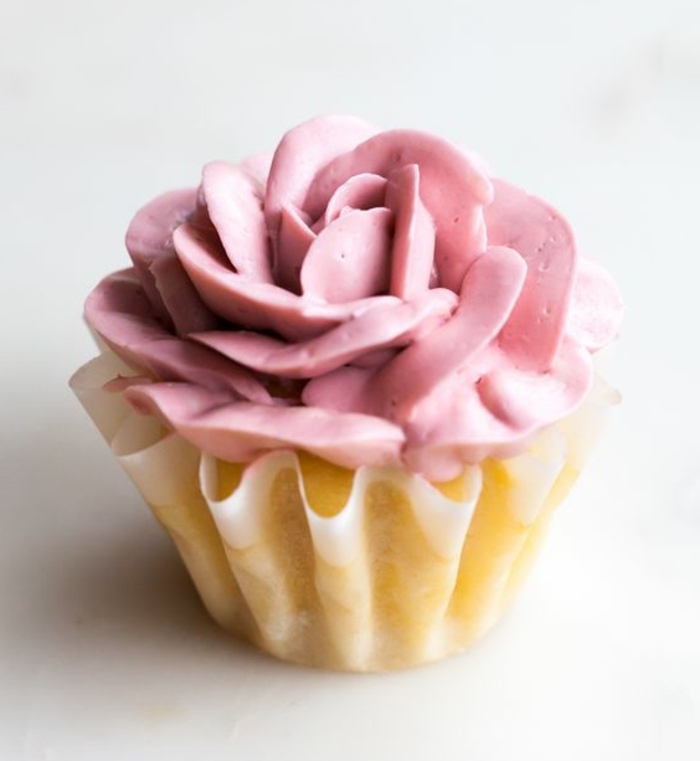 comment faire des cupcakes chocolat blanc, glacage en forme de rose, idée de cupcakes de mariage DIY