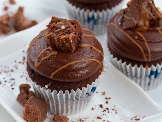 cupcake chocolat et caramel, un exemple de dessert chocolaté pour les amateurs du sucre, dessert facile à faire