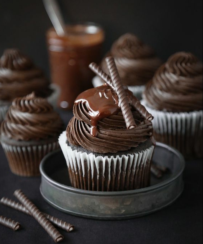 comment faire des cupcakes, triple chocolat, cupcake, glacage chocolat, caramel et bâtonnets en chocolat pour décoration
