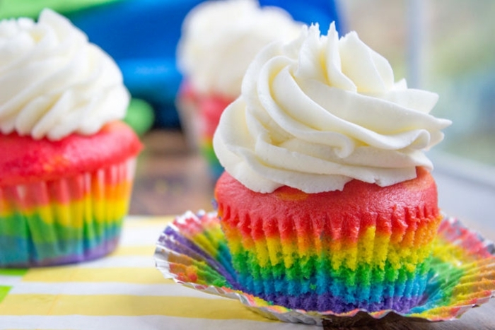 recette cupcake arc en ciel, gâteau couches de couleurs diverses, décoration simple de crème à la vanille, cupcake anniversaire