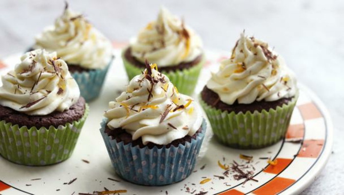 recette cupcake facile, glacage vanille, decoration chocolat et zeste d orange, comment faire un dessert individuel