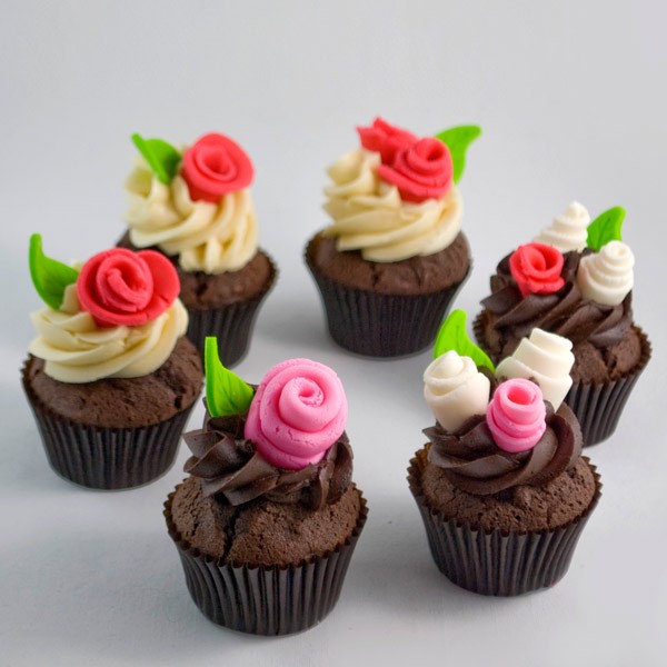 cupcakes fleuris, décoration de roses en sucre et glacage cupcakes de cacao, dessert mariage à faire soi meme