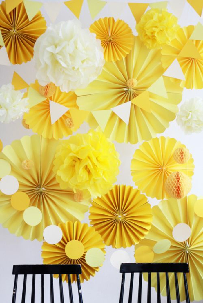 déco-de-mariage-jaune-en-papier-fond-photobooth-diy un fond photobooth créatif et chic composé de rosaces et fleurs en papier