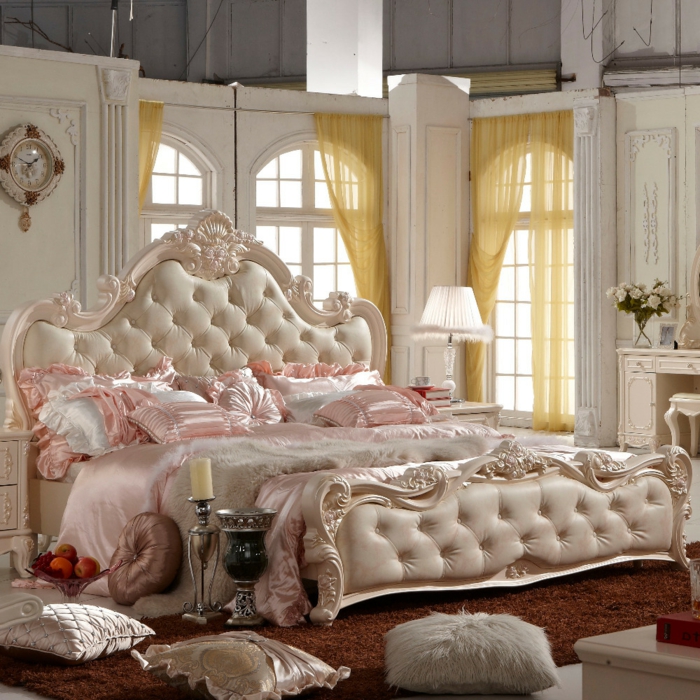 chambre boudoir, fenêtre à carreaux, rideaux jaunes, tapis marron, bougeoir, murs shabby chic, tête de lit rose pastel