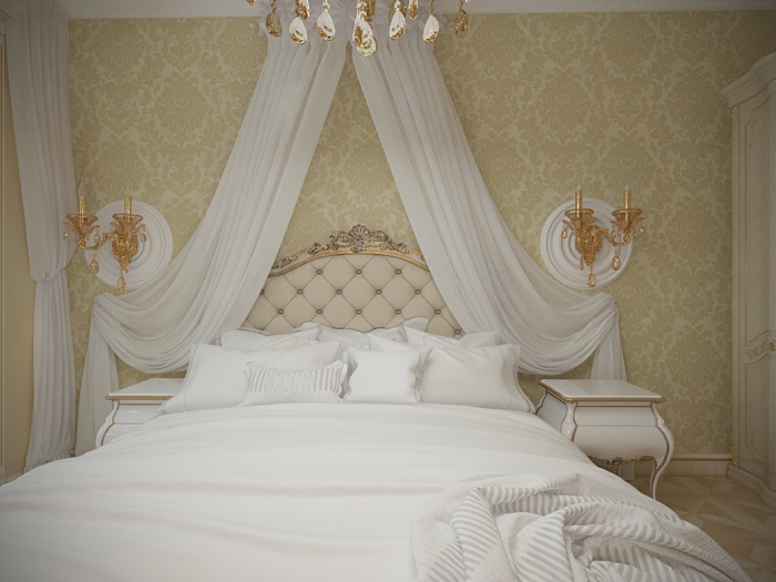 chambre boudoir, murs damassé en beige, décoration de lit en voiles blanches, bougeoirs dorés