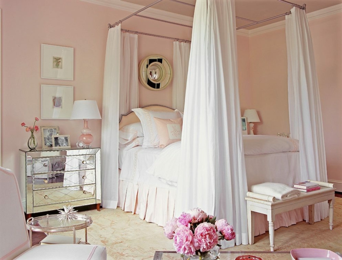 boudoir parisien, murs rose pastel, voiles blanches, table ronde en verre, lampe de chevet en blanc et rose