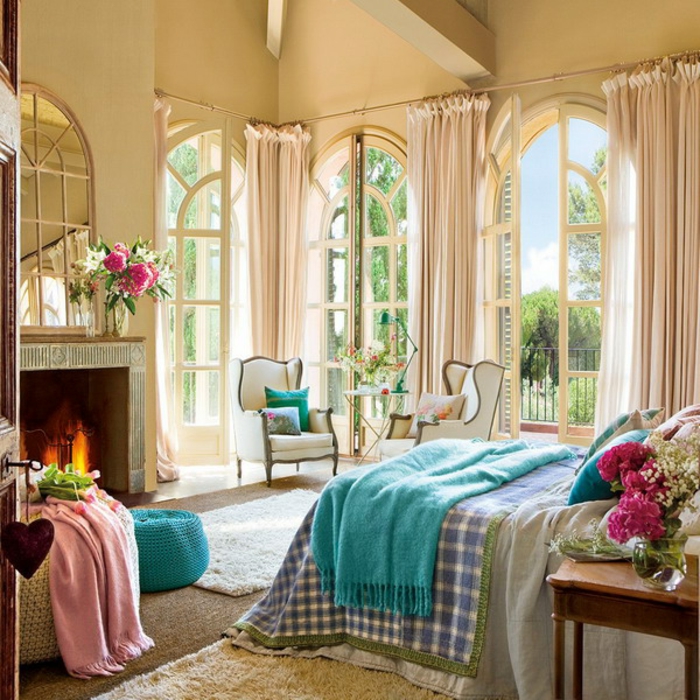 chaise romantique, plaid rose avec franges, tabouret turquoise, cheminée, murs jaunâtre, tapis moelleux