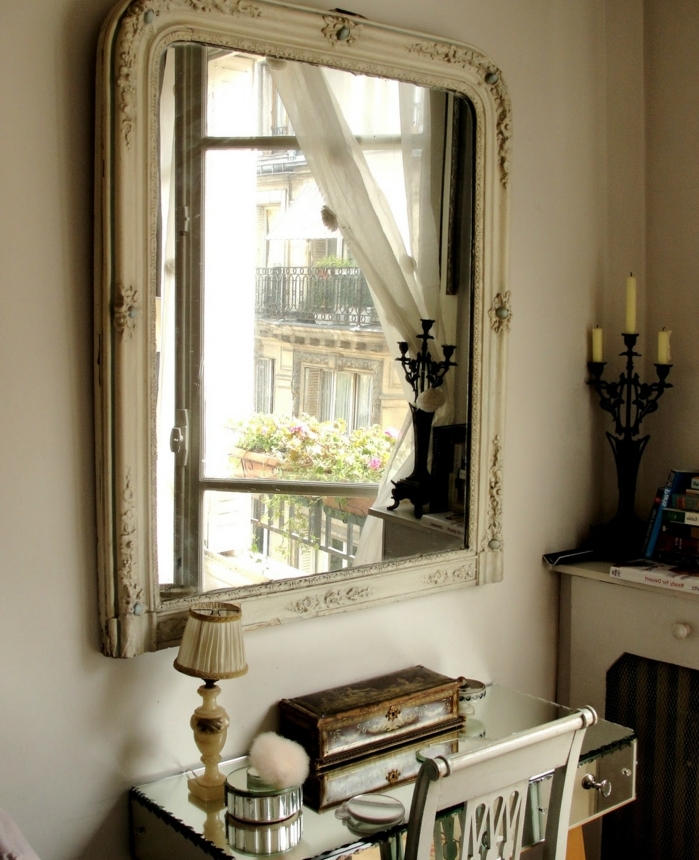 couleur chambre adulte, murs beige, bougeoir noir, lampe vintage, miroir shabby chic, chaise en bois