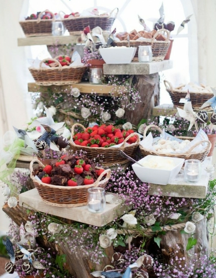 brownies, fraises, petits gateaux rangés dans des paniers en rotin, deco florale, bois, differents niveaux, candy bar mariage
