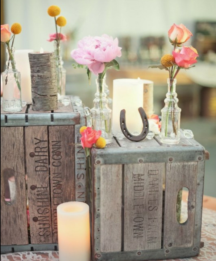 des caisses en bois pour fabriquer une deco mariage champetre chic, bougies, vases bouteilles en verre vintage, bouquet de fleurs, fer à cheval