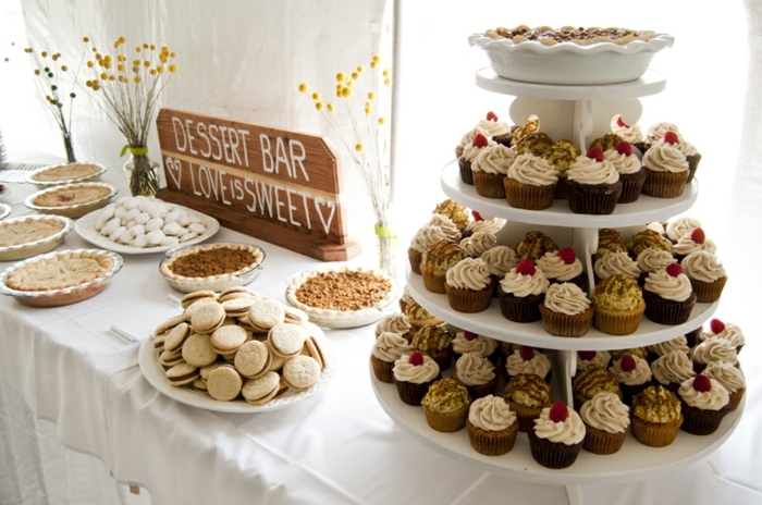 sablés, cupcakes, tartes, deco florale, nappe blanche, fond de décor blanc, planche en bois décorative, candy bar mariage