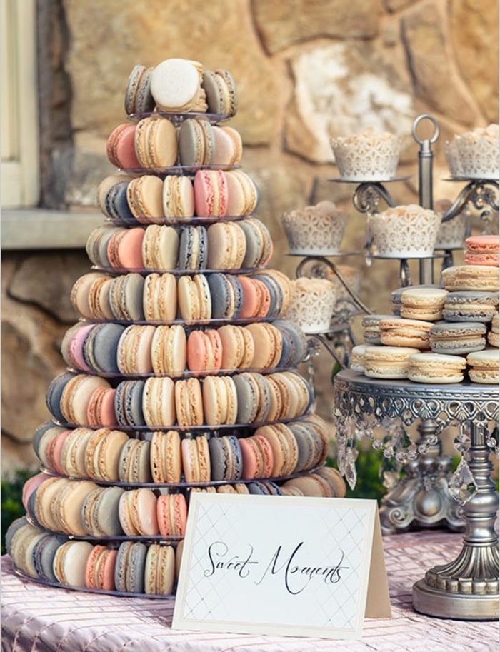 cupcakes et macarons de couleurs pastel, nappe rose, présentoir gateau, idee deco mariage glamour, bar à bonbons mariage