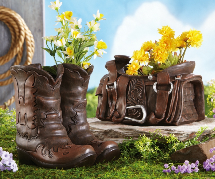 amenagement jardin, bottes cowboy, sac à main en motifs volutes en bois, fleurs jaunes, corde