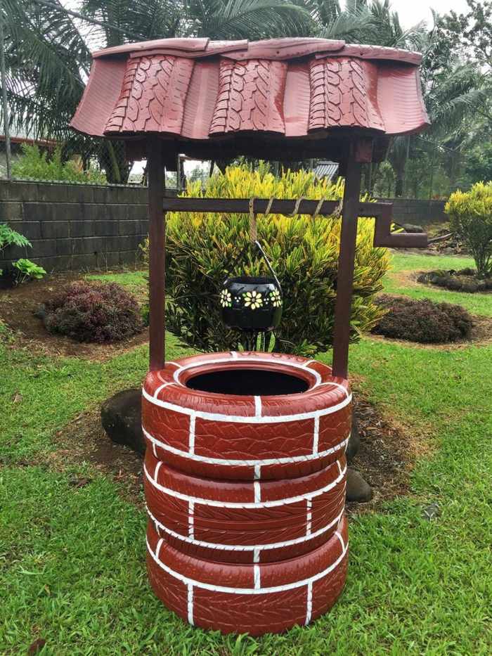  idee deco jardin a faire soi meme, pneu recyclé en marron avec lignes blanches, puits décoratif de jardin