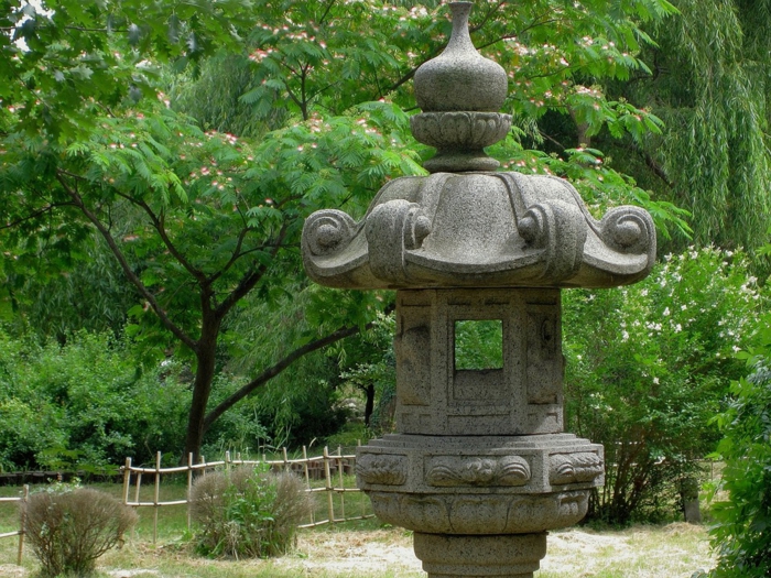 objets decoration jardin, lanterne en pierre zen, arbres, clôture en bois, déco de jardin zen