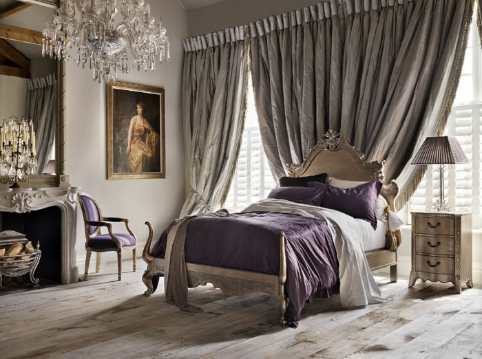 amenagement chambre, cheminée avec décoration en plâtre, murs blancs, chaise violette