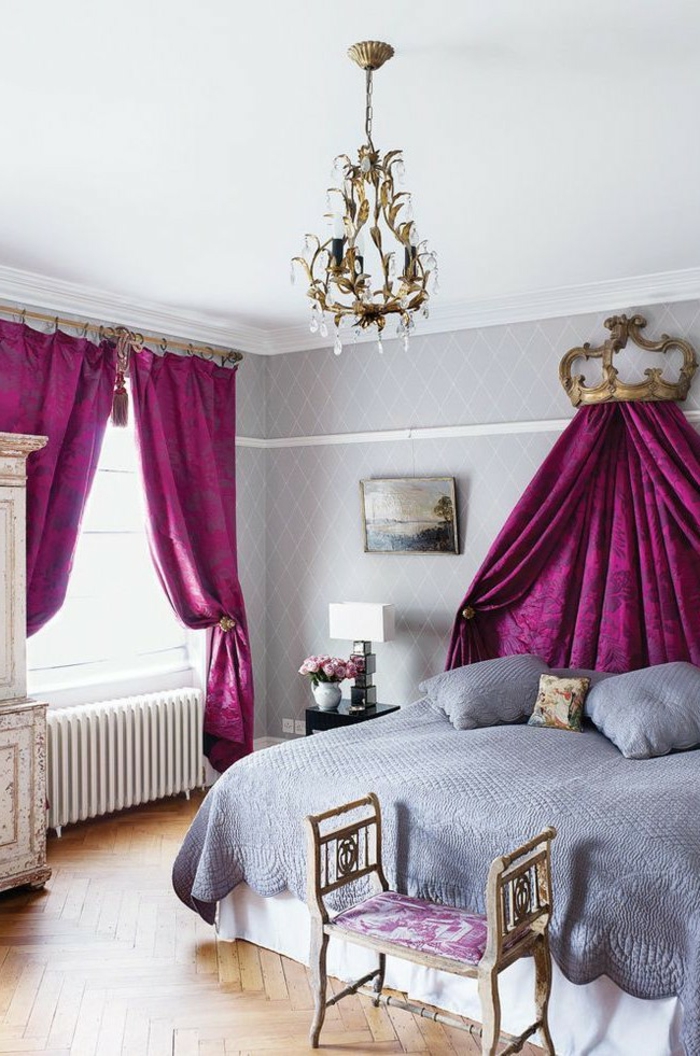 couleur chambre adulte, rideaux violets, abat-jour en motifs dorés, parquet en bois