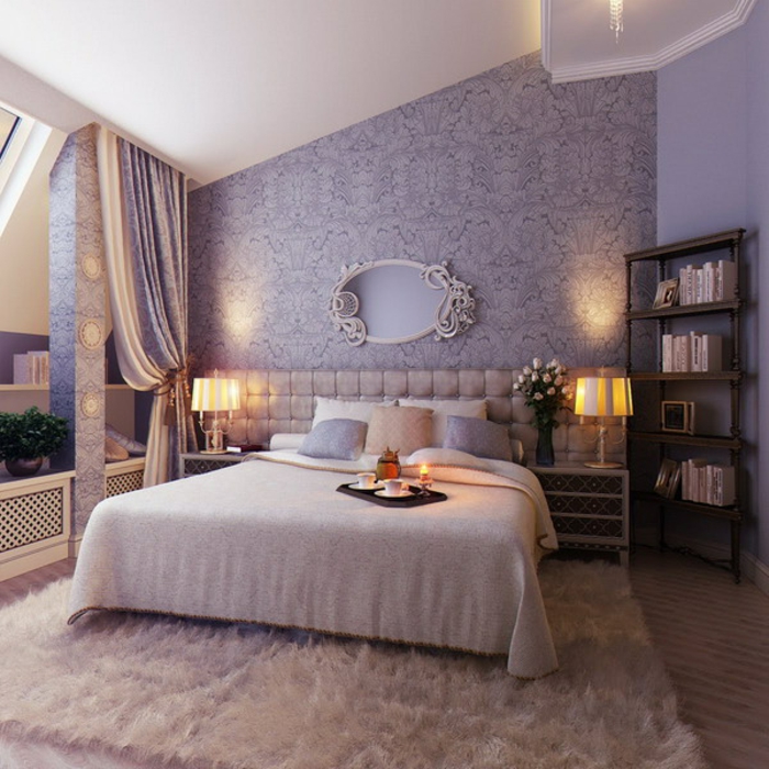 chambre boudoir, tapis blanc, linge de lit en blanc, lampes de chevet jaunes, murs damassés