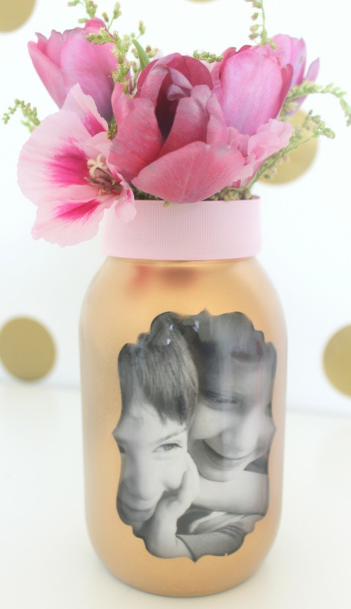 comment fabriquer un vase de fleurs, repeindre un pot en verre, ruban décoratif, bouquet de fleurs, photo enfant, cadeau fete des meres customisé