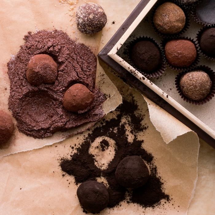 recette peu calorique, papier four, truffes au chocolat vegan, caissette en papier, bonbons, poudre de cacao