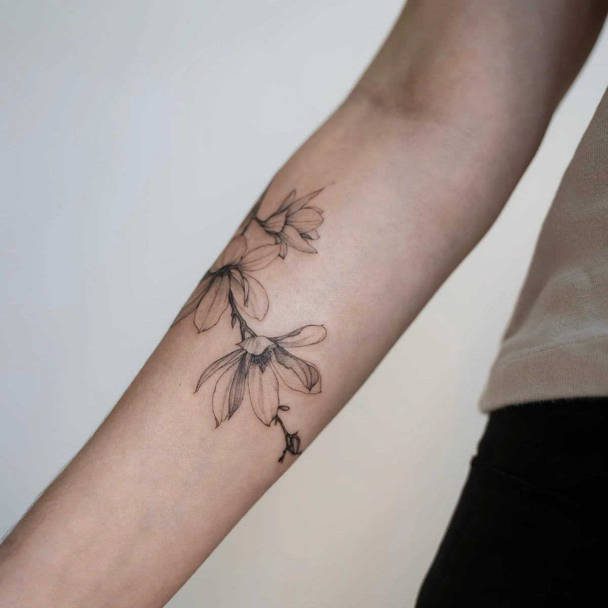 dessin fleurs sur bras femme tatouage motifs petales tiges