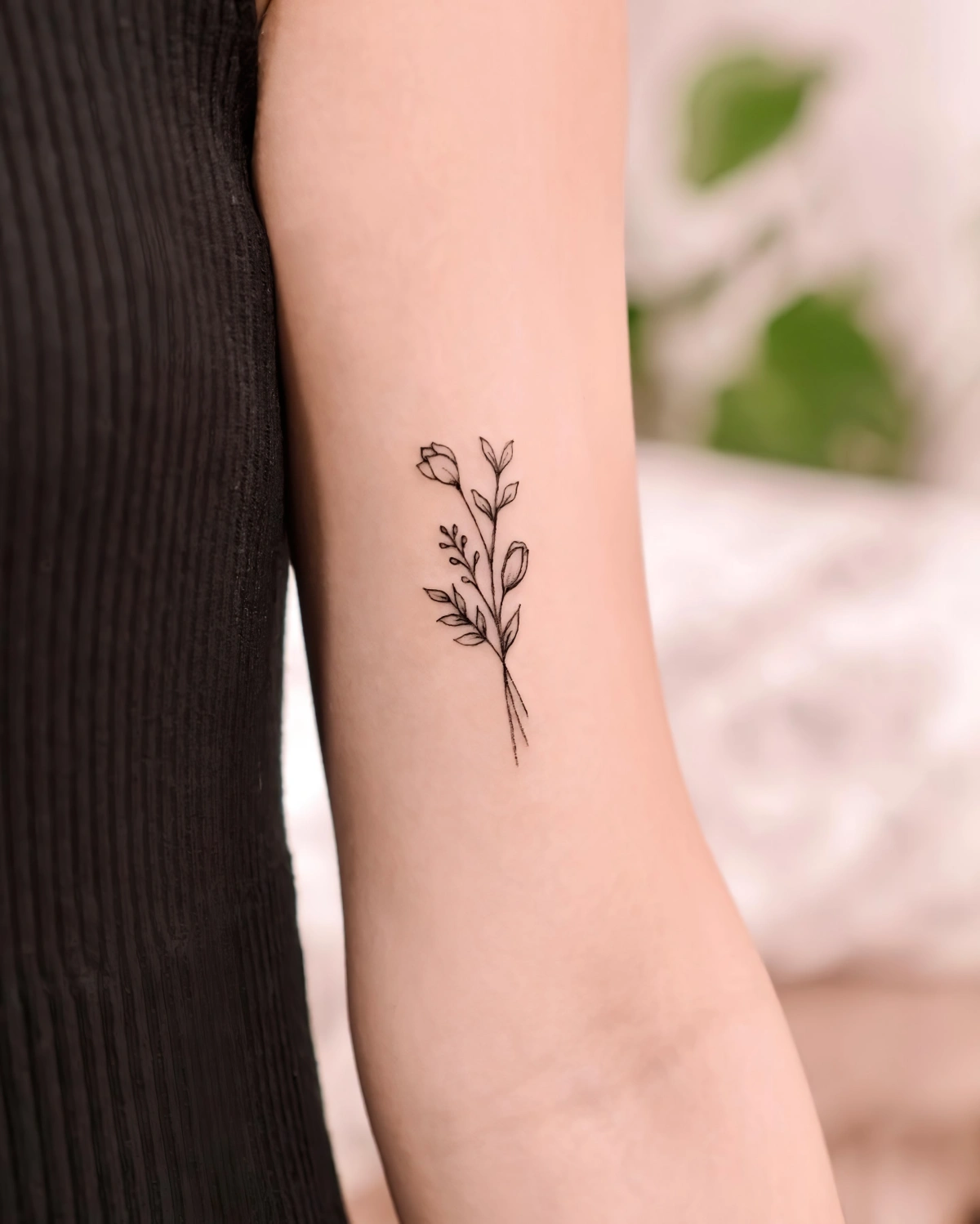 dessin sur bras tatouage discret bouquet de fleurs sauvages