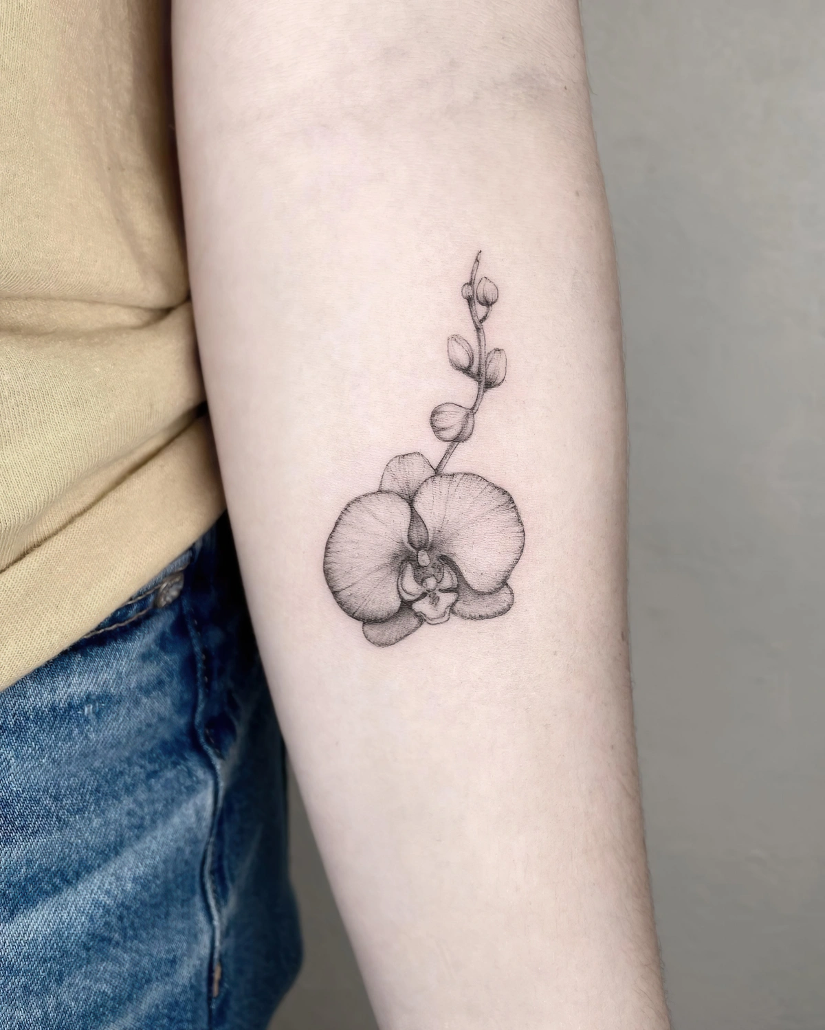 dessin sur peau orchidee fleurs boutons tatouage discret bras