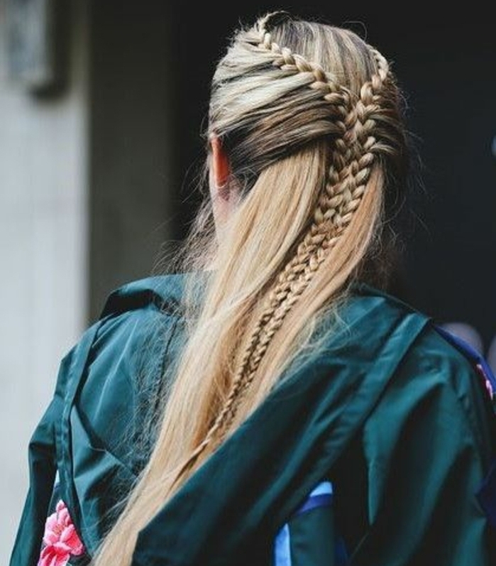 coiffure tresse intéressante, femme cheveux vlonds lonfs, deux tresses, cheveux lachés, comment faire une tresse