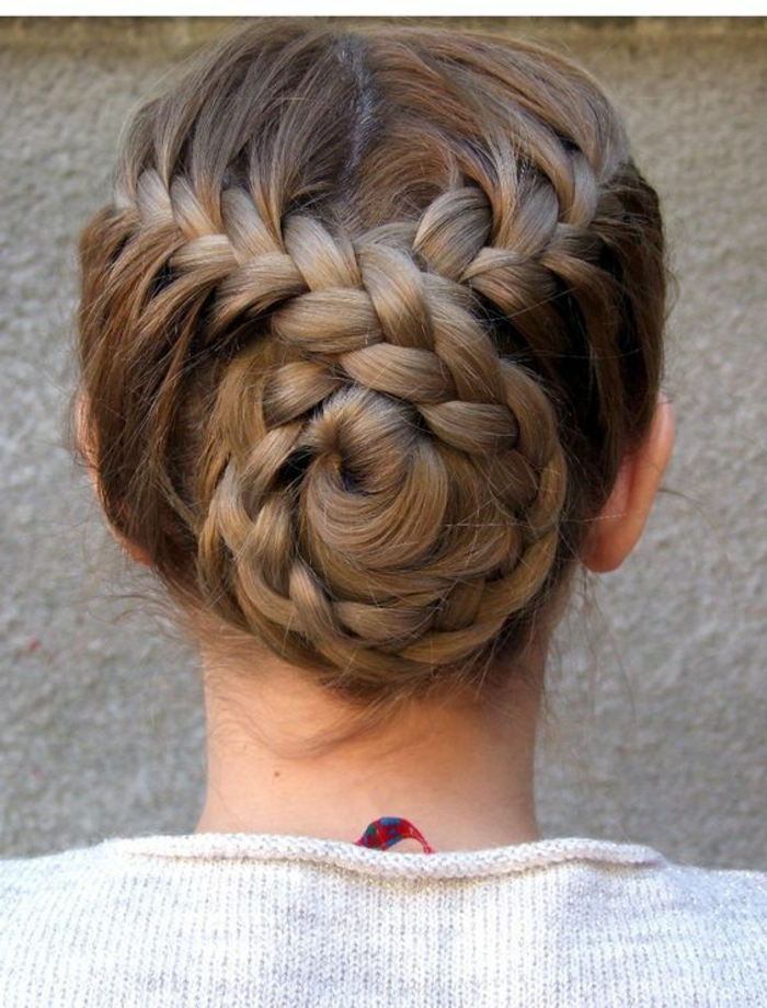 tresses collées et chignon avec deux tresses croisées, coiffure de mariage 