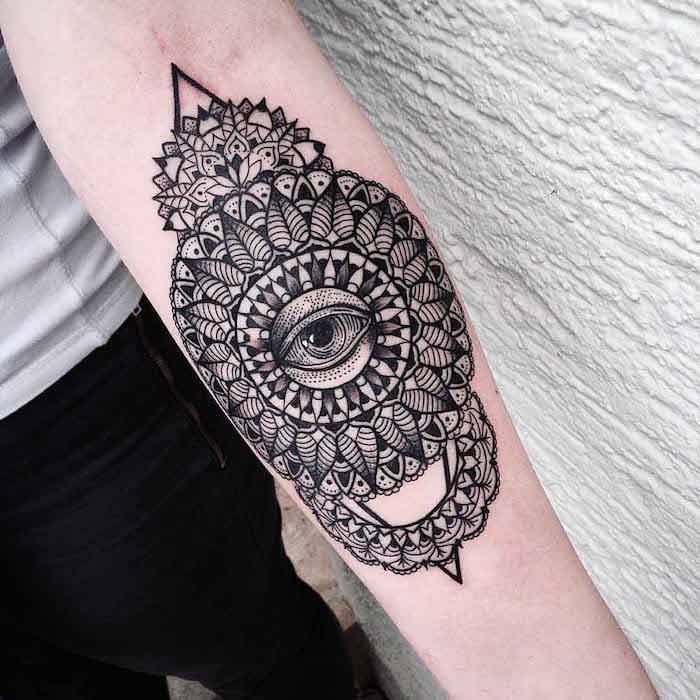tatouage mandala avant bras rosace oeil noir