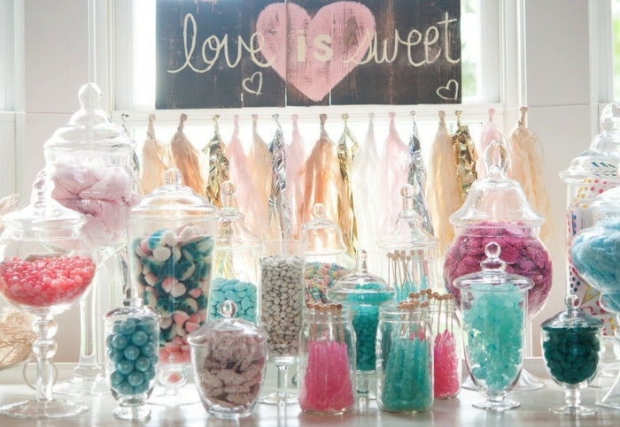 candy bar mariage, couleur rose, bleu et blanc, décoration de guirlande de pompons à franges, planche décorative mariage, bonbonnières de tailles diverses