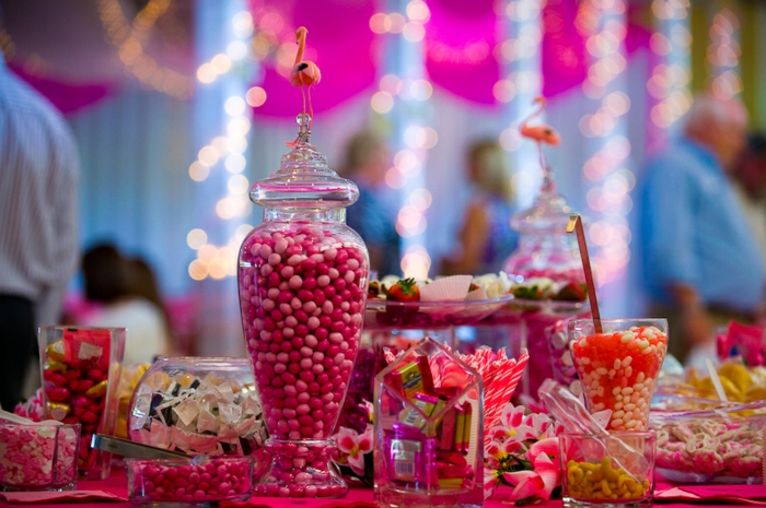 idée de bar à bonbons mariage, dragées, petits chocolats, fraises au chocolat, batons sucrés, idee deco mariage en rose 