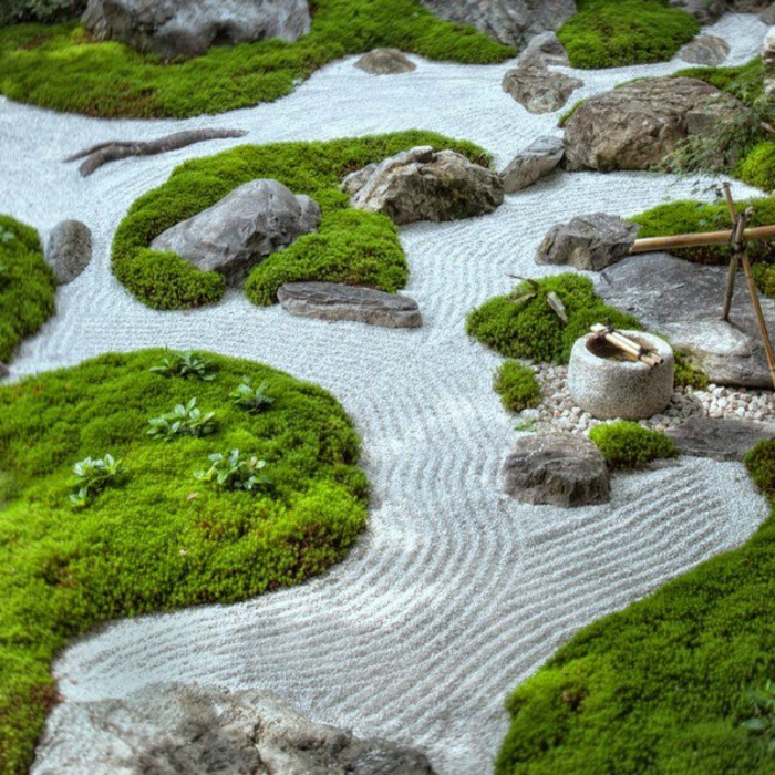 parterre de fleurs avec galets et sable, zones couvertes en mousse, fontaine zen en bambou, jardin zen