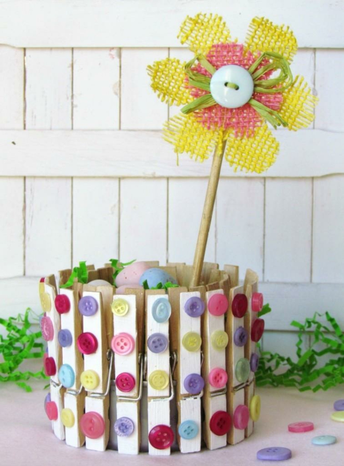 transformer une boîte de conserve en joli panier, décorée de boutons colorés