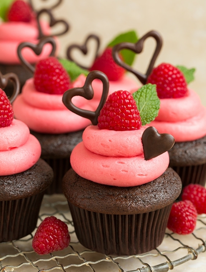 recette cupcake saint valentin au chocolat avec glacage cupcake framboise et decoration frambois fraiche et décors en chocolat en forme de coeur