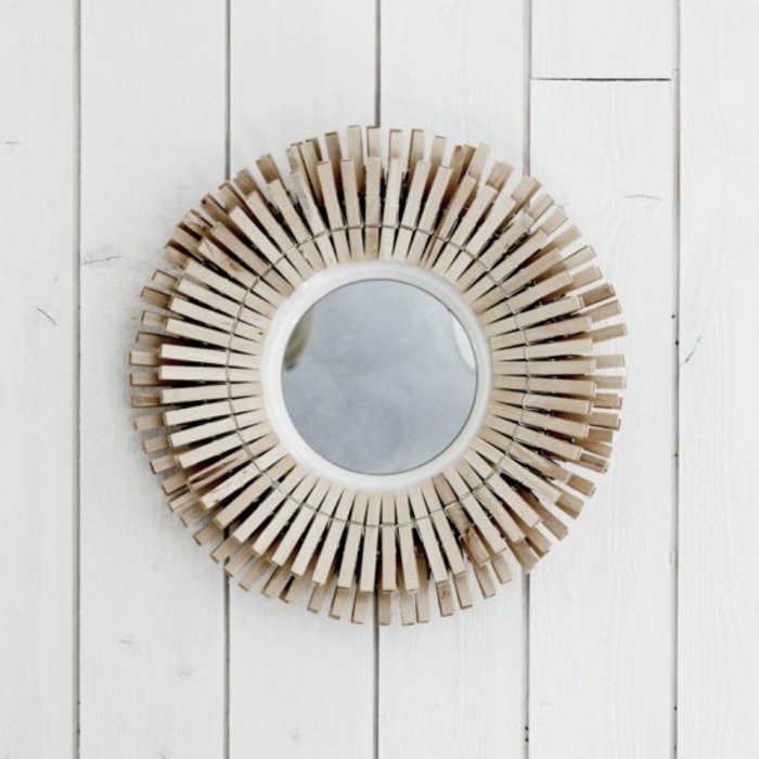 un cadre de miroir oval diy au design scandinave réalisé avec des pinces, que faire avec des pinces à linges en bois