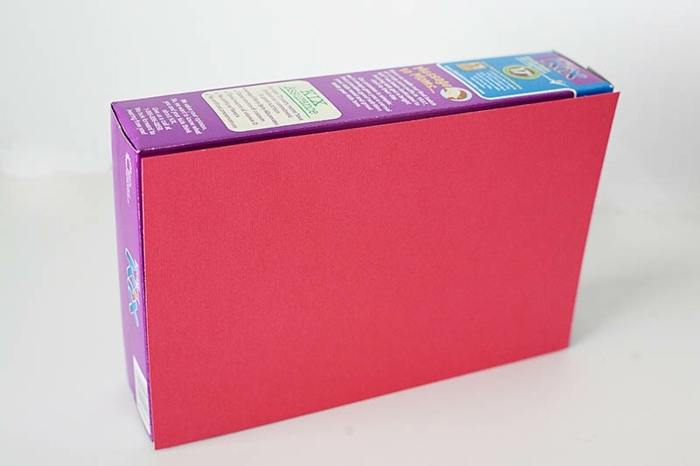 décorer une boite a cereales de papier rouge, comment faire une tirelire, premier étape tutoriel tirelire originale