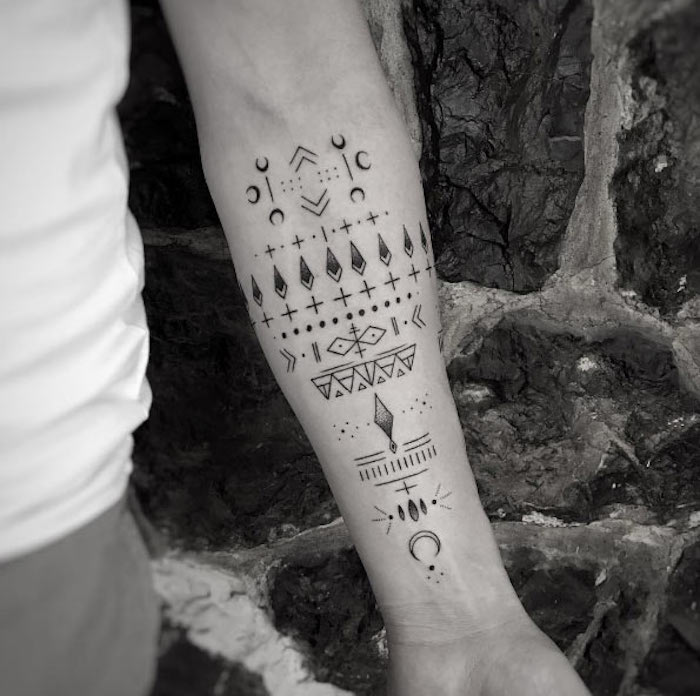 homme tatouage graphique tarif avant bras symboles