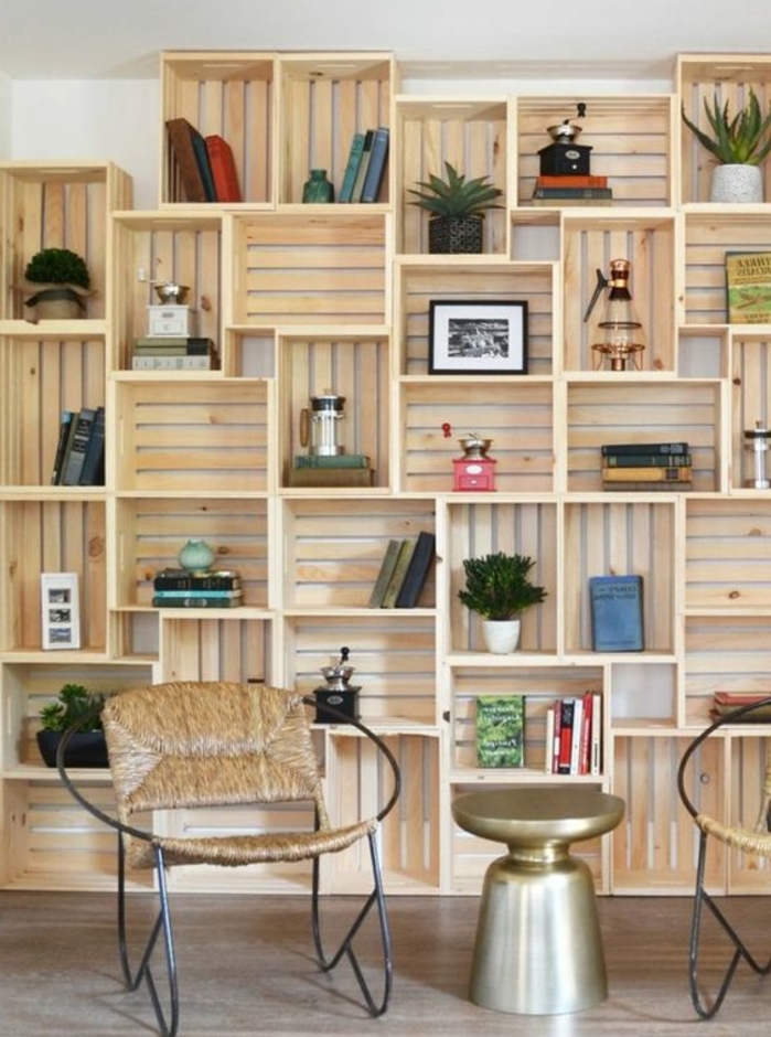 meuble en cagette, bibliothèque caisse de vin, plusieurs cagettes rassamblées pour ranger des livres, des pieces décoratives, plantes, chaises design