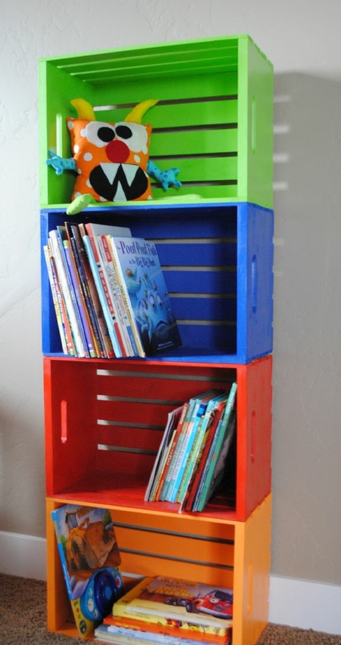 etagere cagette, plusieurs caisses repeintes de couleurs diverses et superposées, idee deco chambre enfant, rangement livres, jouets