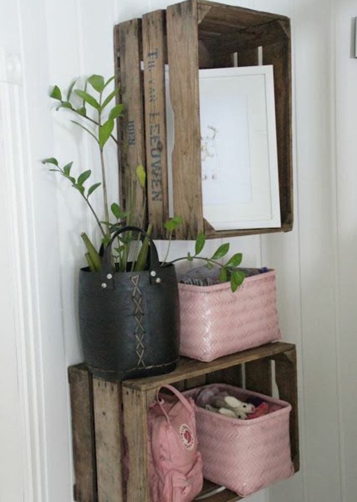 etagere cagette en bois, rangement affaires personnelles, plante dans un pot de fleur intéressant, decoration